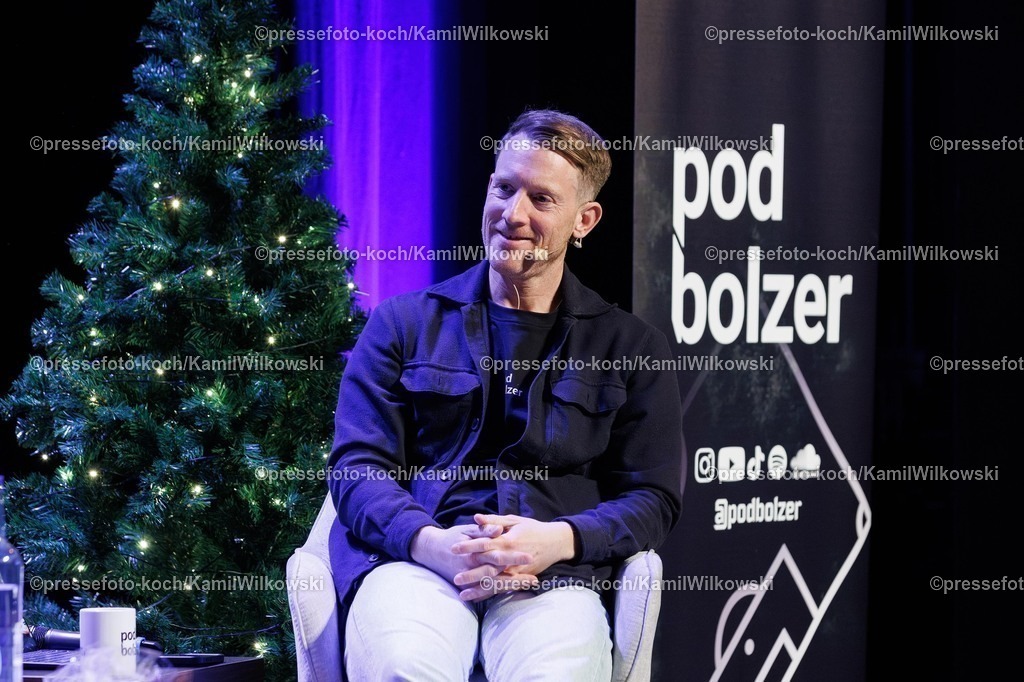 xKWIx22122501926 | 22.12.2025, Live-Podcast, PodBolzer presents - Das große Weihnachts-Spezial (Live-Podcast), Rheinhausen-Halle DuisburgPhoto: Der Gastgeber Stefan Sander moderiert die Show auf der BühnePhoto: xKamilxWilkowskixPressefotoKochx