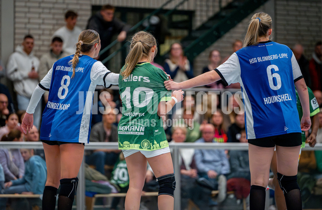 Handball I Frauen I Saison 2025-2026 I 3. Liga Staffel Nord I 10. Spieltag I SC SFN Vechta - HSG Blomberg-Lippe II I 0627 | Fest im Griff, Leni Ringelkamp (8, HSG Blomberg-Lippe II), Svenja Ruhöfer (10, SC SFN Vechta) und Amy Hounshell (6, HSG Blomberg-Lippe II) - Realisiert mit Pictrs.com