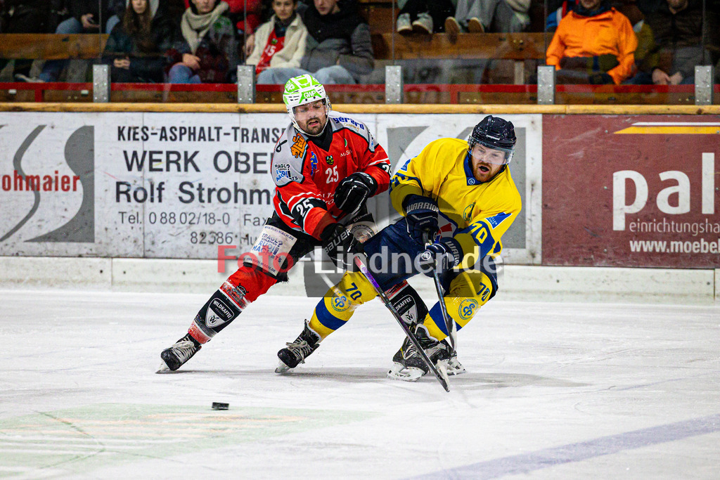 TSV Peißenberg MINERS gegen EC Pfaffenhofen Eishogs | Eishockey Bayernliga Herren Vorrunde 2024/25, TSV Peißenberg MINERS gegen EC Pfaffenhofen Eishogs, 20250110,Zweikampf zwischen Marius KLEIN (MINERS 25) und Jakub VRANA (EC Pfaffenhofen 70),2025-01-10 in Peißenberg (Eisstadion Peißenberg).Marius KLEIN (MINERS 25), Jakub VRANA (EC Pfaffenhofen 70)Copyright: WolfgangxLindner foto-lindner.de