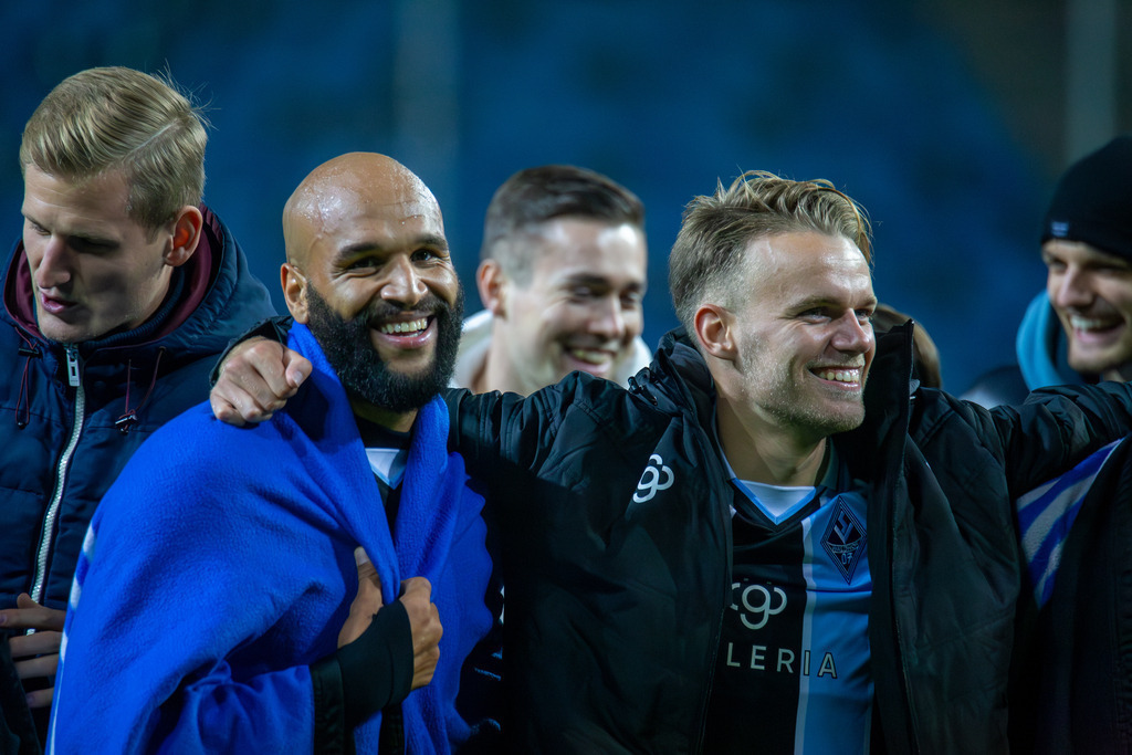 Fußball 3. Liga, Saison 2024/25, 12. Spieltag: Waldhof Mannheim gegen SV Wehen-Wiesbaden. Bild: Die beiden Torschützen Terrence Boyd und Nicklas Shipnoski freuen sich über das glückliche Unentschieden. Boyd hat sich eine Waldhof-Fahne über die Schult | Fußball 3. Liga, Saison 2024/25, 12. Spieltag: Waldhof Mannheim gegen SV Wehen-Wiesbaden. Bild: Die beiden Torschützen Terrence Boyd und Nicklas Shipnoski freuen sich über das glückliche Unentschieden. Boyd hat sich eine Waldhof-Fahne über die Schulter gelegt - Realisiert mit Pictrs.com