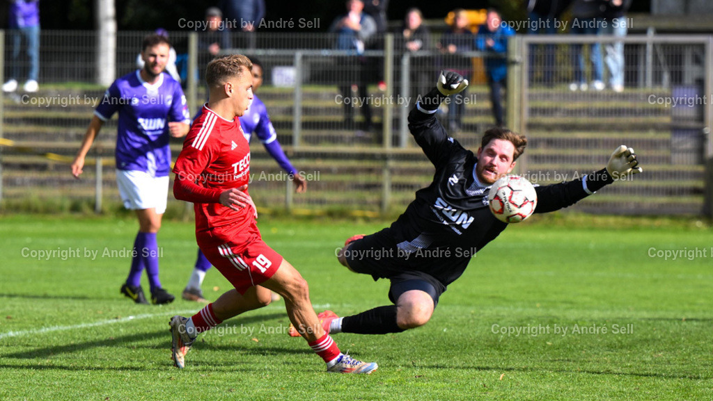 VfR Neumünster vs SpVg Eidertal Molfsee | Luca Aouci (Molfsee #19) erzielt gegen Eric Gründemann (VfR #12) das 2-3 - Fußball-Oberliga Männer 2024/2025 / VfR Neumünster vs SpVg Eidertal Molfsee / VfR-Stadion / Neumünster / 29.09.24 - Realisiert mit Pictrs.com