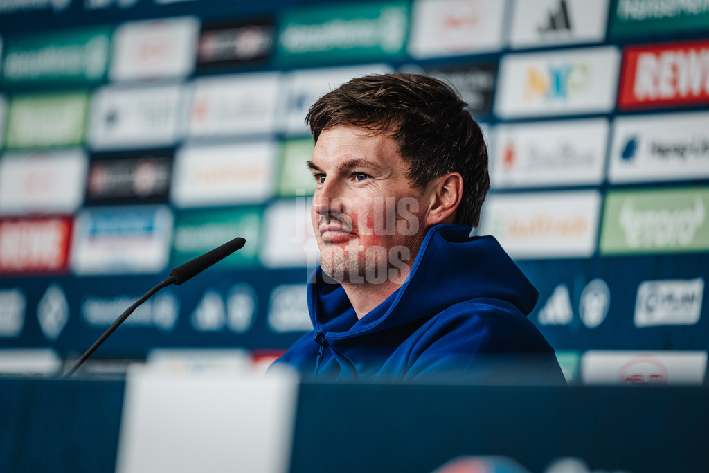 Fußball | Männer | Saison 2024/2025 | 2. Fußball-Bundesliga | 15. Spieltag | Hamburger SV vs. SV Darmstadt 98 | 08.12.2024 | Trainer Merlin Polzin (HSV) bei der Pressekonferenz nach dem Spiel