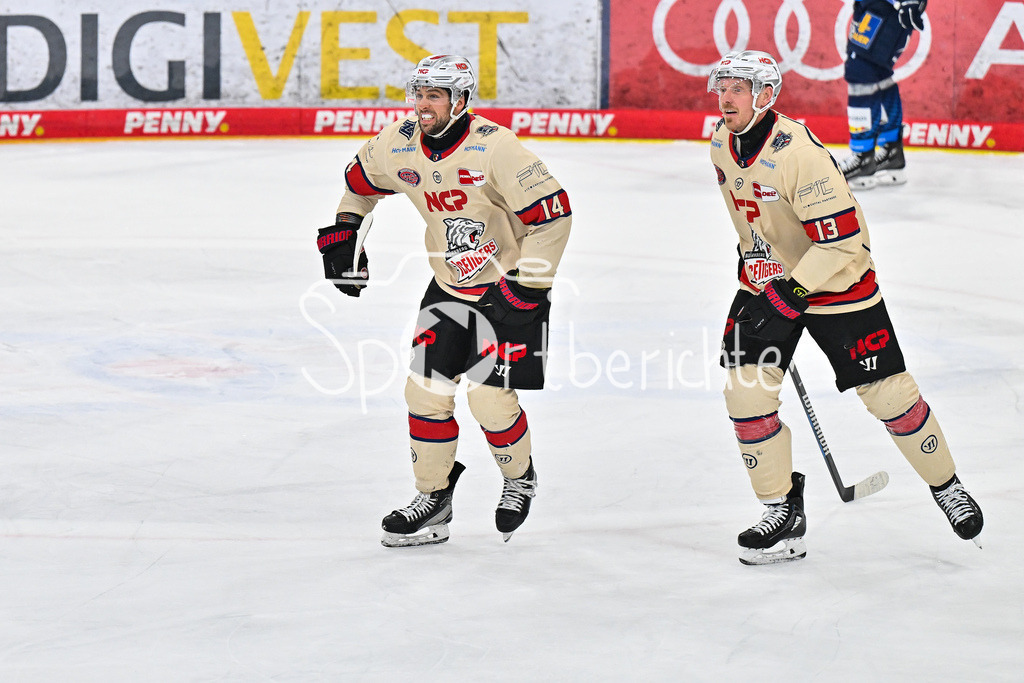 ERC Ingolstadt - Nuernberg Ice Tigers | Jubel der Gaeste nach dem Treffer zum 3-4 durch Owen HEADRICK (Nuernberg Ice Tigers 47) / Tor / Torschuetze / Freude / Happy / DEL: ERC Ingolstadt - Nuernberg Ice Tigers, Saturn Arena am 21.03.2025 / Cole MAER (Nuernberg Ice Tigers 14), Ryan STOA (Nuernberg Ice Tigers 13)