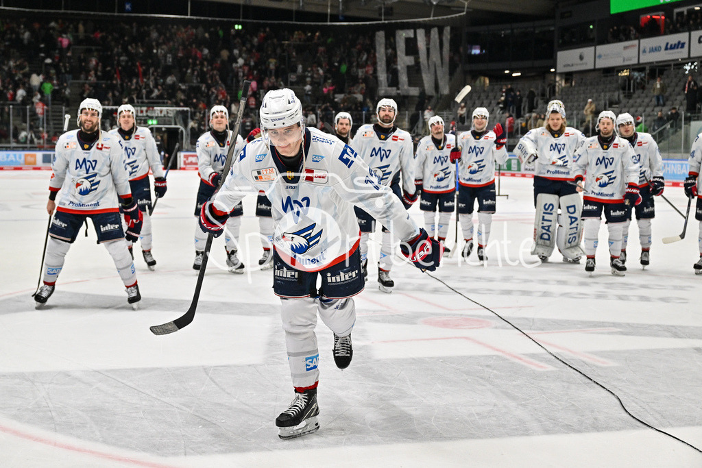 Augsburger Panther - Adler Mannheim | Die Mannheimer Adler bedanken sichb ei den mitgereisten Fans nach dem Sieg in Augsburg / DEL: Augsburger Panther - Adler Mannheim, Curt Frenzel Stadion am 26.12.2024 / Stefan LOIBL (Adler Mannheim 13)