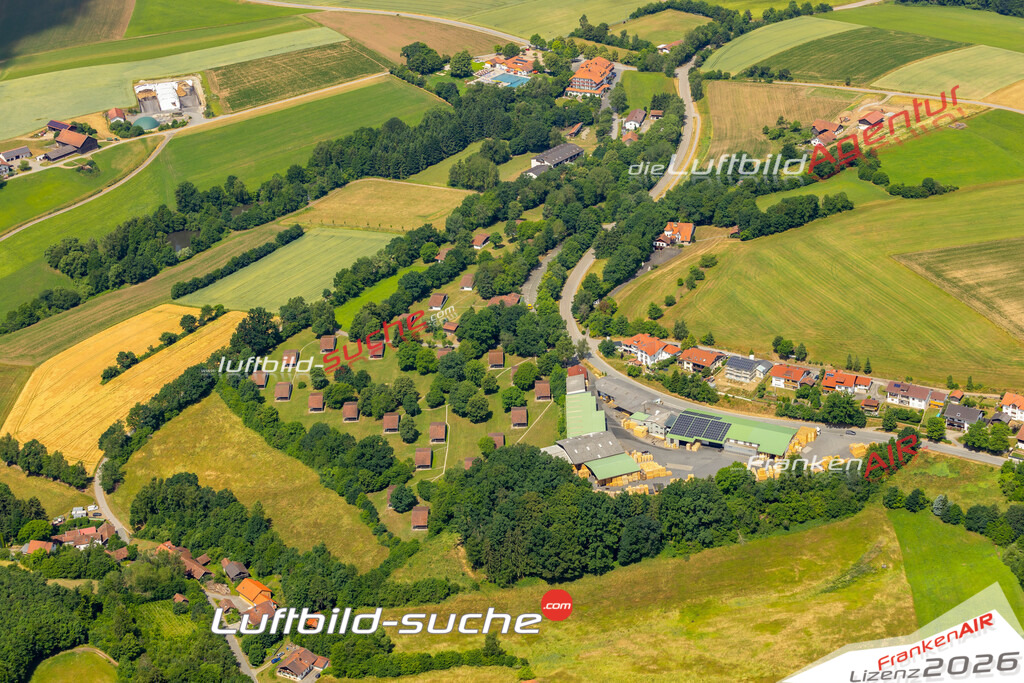 Das Luftbild zeigt : Sattelbogen Feriendorf Traitsching - Die Luftaufnahme wurde 2023 vom UL-Flugzeug aus erstellt ( keine Drohne ) - Hochauflösende Luftaufnahme - Für grossformatige Ausdrucke geeignet. Die Geschenkidee !Mit Lizenz und Bildrechte bestellbar