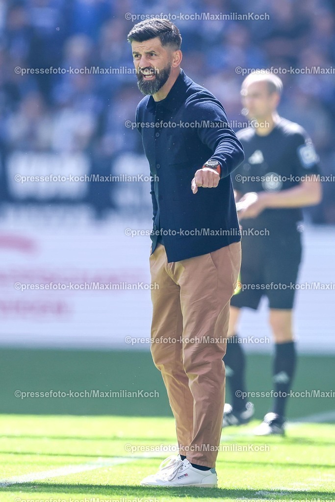 S0419042601054 | 19.04.2026, Fußball, FC Schalke 04 - SC Preußen Münster, 30. Spieltag, 2. Fußball Bundesliga, Veltins-Arena Gelsenkirchen, Saison 2025 2026: Cheftrainer Miron Muslic (Schalke04) gestikulierend am Spielfeldrand   DFB regulations prohibit any use of photographs as image sequences and or quasi-video.