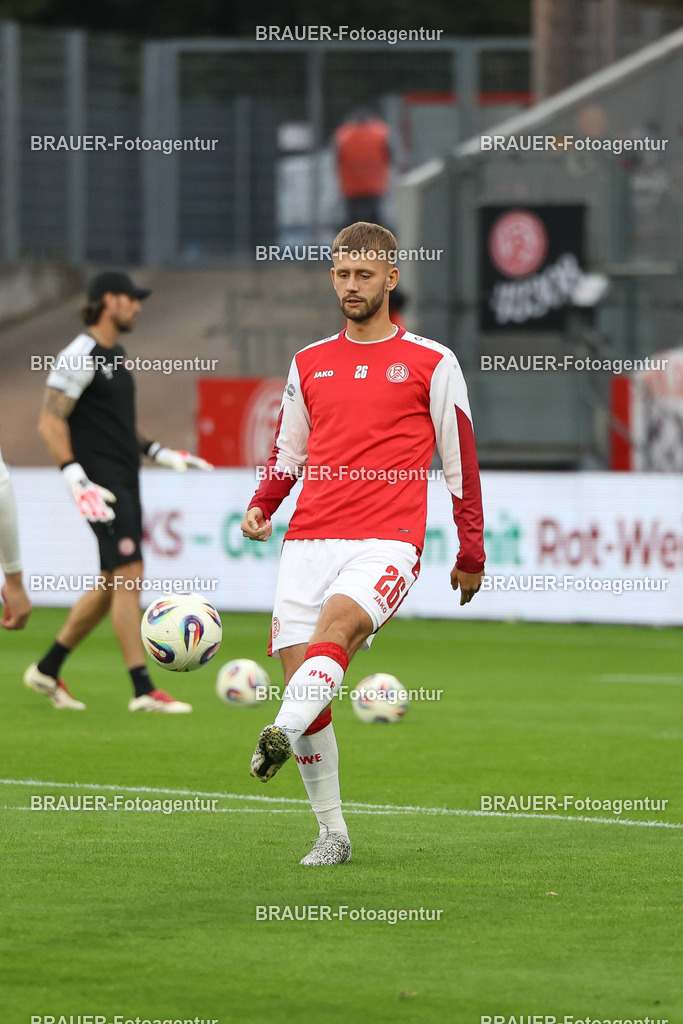 Rot-Weiss Essen - VFL Osnabrück | Essen, Deutschland, 17.09.2025 =Torben Müsel  (Rot-Weiss Essen) wörmt sich auf während des 3.Liga Spiels zwischen  Rot-Weiss Essen und VFL Osnabrück am 17.09.2025 im Stadion an der Hafenstraße in Essen. (Foto von Timo Bluhmki-Schmidt/Brauer Fotoagentur