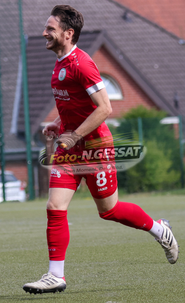 Bünder SV - TV Elverdissen | Auf dem Bild zu sehen: rot Bünder SV: Denis MüllerBünder SV, TV Elverdissen, Saison 26/27, Kreisliga A, Bünde, Deutschland - Realisiert mit Pictrs.com