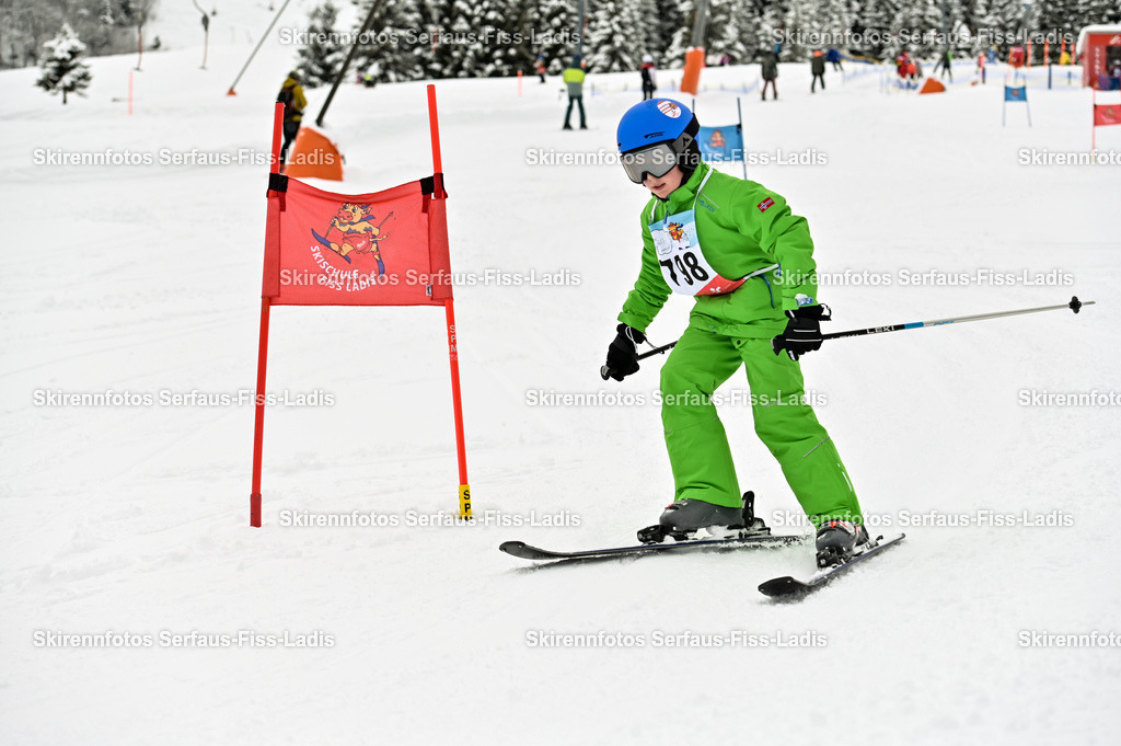 SRF_20.02.2026_0966 | Skirennfotos,Serfaus,Fiss,Ladis,Kinderskirennen,Winter,Tirol,Oberland,skirace,SFL,feelfree,weil wir's genießen,ski,Ski,skifahren,Sonnenplateau, - Realisiert mit Pictrs.com