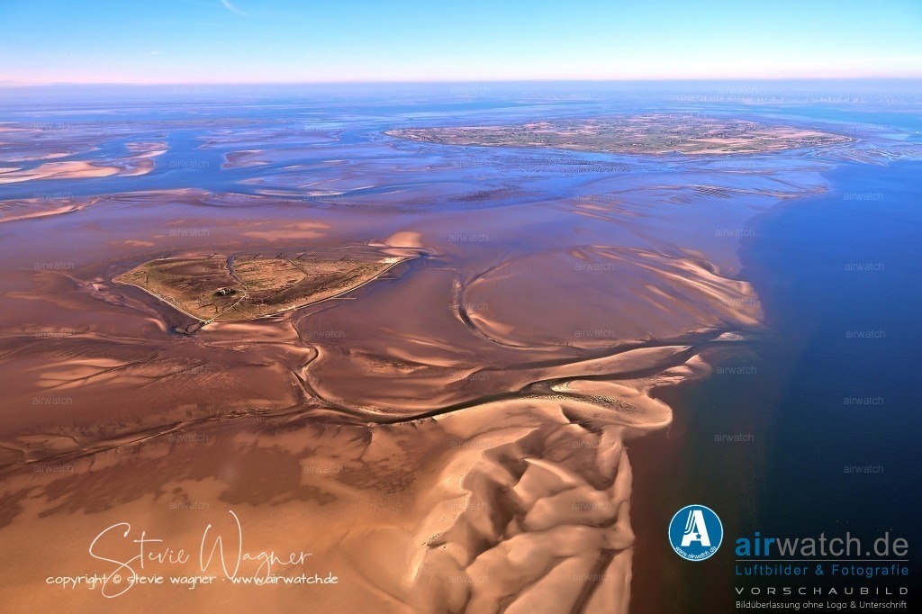 Luftbild Hallig Süderoog - Die Hallig Süderoog ist eine der zehn nordfriesischen Halligen im Wattenmeer | Die Hallig Süderoog ist eine der zehn nordfriesischen Halligen im Wattenmeer vor der Westküste Schleswig-Holsteins. Sie liegt etwa sechs Kilometer südwestlich der Insel Pellworm und ist mit einer Fläche von rund 60 Hektar die kleinste ganzjährig bewohnte Hallig.