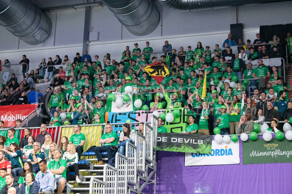 SV Wiler-Ersigen vs GC Unihockey - 23. April 2022 | SV Wiler-Ersigen vs GC Unihockey
Stimo Arena, Kloten
Die grüne Wand der Fans von Wiler-Ersigen.
Bild: Sportfotografie Markus Aeschimann | www.markus-aeschimann.ch - Realisiert mit Pictrs.com