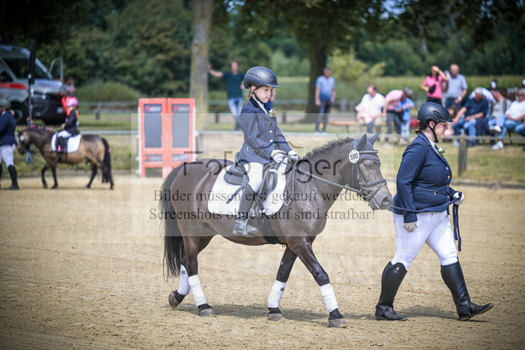 DOS_9882 | Entdecke hochwertige Reitturnierfotos von Foto Oger. Professionell, emotional und authentisch – jetzt Lieblingsmomente im Shop bestellen. - Realisiert mit Pictrs.com