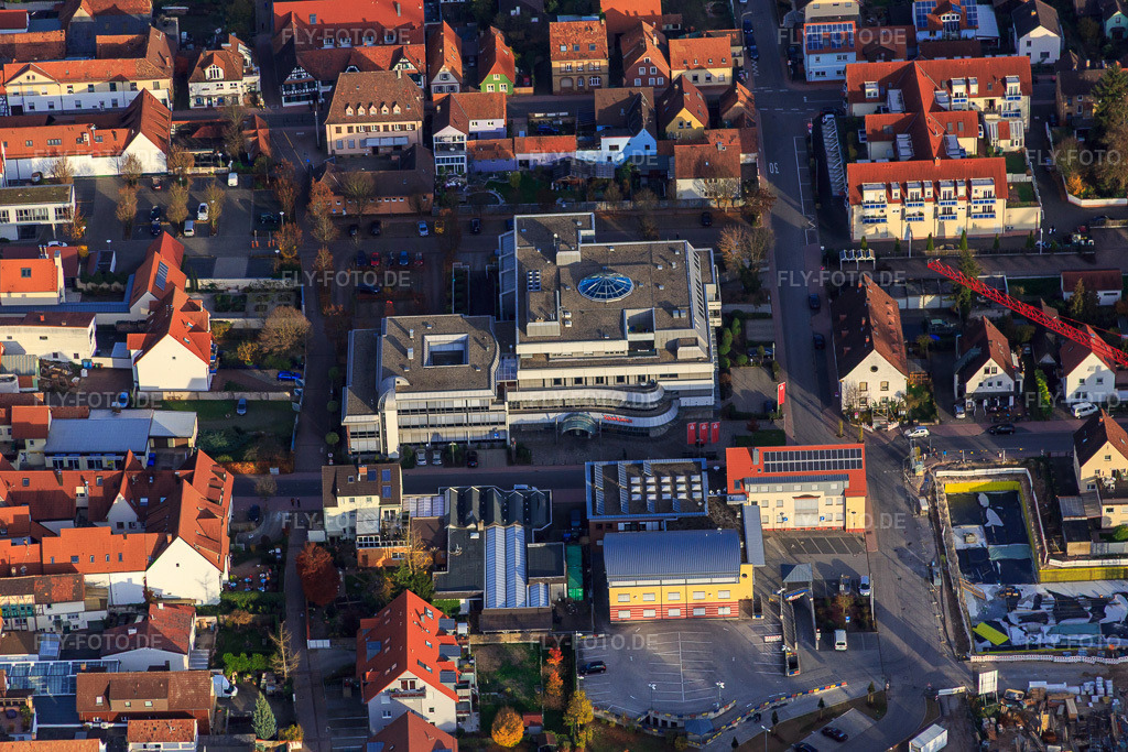 Luftbild: Verbandsgemeinde Verwaltung Kandel und Sparkasse Südpfalz in Kandel im Bundesland Rheinland-Pfalz in Deutschland. Foto: IMG_085221.jpg vom 08.11.2015 durch Werner Riehm/FLY-FOTO.deWWW.KANDEL.DE