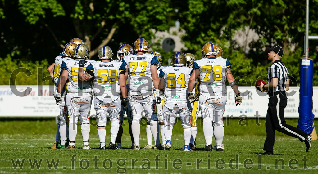 2022-05-14_081_Erding_Bulls_gegen_Munich_Cowboys_2 | Erding, Deutschland, 14.05.2022:
Fußball, Regionalliga 2022, 3. Spieltag, Erding Bulls gegen Munich Cowboys 2, Endergebnis: 20:30

Thomas Rumbucher (Erding Bulls, #59), Max Schmidt von Schmidt (Erding Bulls, #77), Ersen Akin (Erding Bulls, #64), Dustin Dietze (Erding Bulls, #78)

Foto: Christian Riedel / fotografie-riedel.net