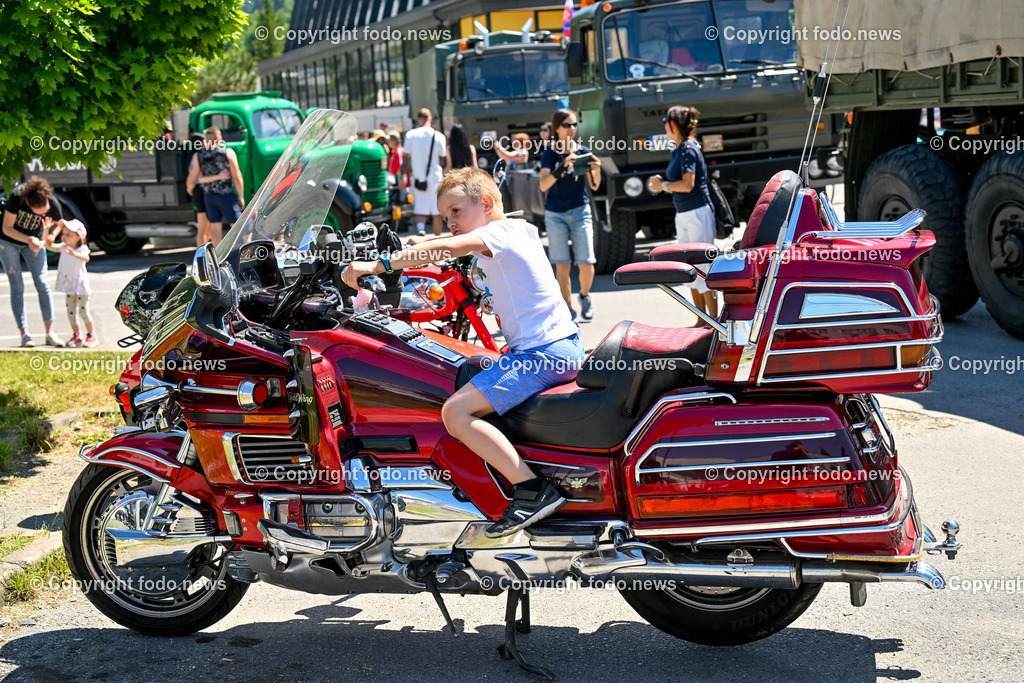 Slowakei_ Povazska Bystrica_ Veteran Tour Manin_ 14.06.2025-151 | 14.06.2025, Slowakei, SVK, Trenciansky kraj, Povazska Bystrica, im Bild Oldtimer Klub, Historische Fahrzeuge, Veteran Tour Manin, Auto, Alt, Besucher, Menschen, Feature, Symbolbild