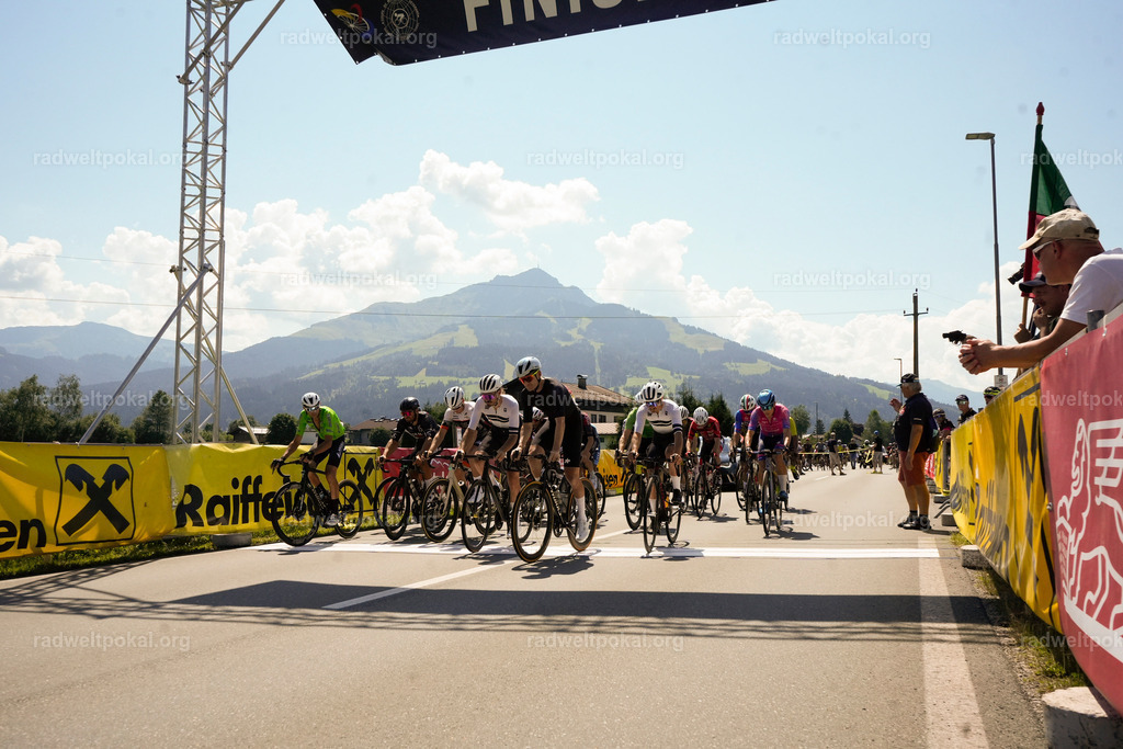 120_20230817_Bewerb_Maenner_Muehlanger | AUT - OESTERREICH, 2023-08-16: SPORT RENNRAD-FAHREN - 55. INTERNATIONALER RADWELTPOKAL IN ST. JOHANN IN TIROL  - Vintage-Radrennen mit WM-Bronze-Medaillen-Siegerin Christina Schweinberger, den Teilnehmer und Alexander Baumann (vom Orginastions-Team) - TAG 2 BEWERB MAENNER IN SECHS GRUPPEN  ; Foto: Roland Muehlanger