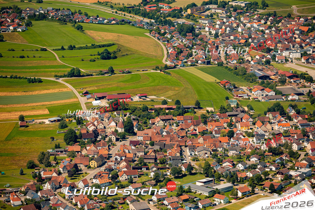 Das Luftbild zeigt : Kleinengstingen Engstingen - Die Luftaufnahme wurde 2024 vom UL-Flugzeug aus erstellt ( keine Drohne ) - Hochauflösende Luftaufnahme - Für grossformatige Ausdrucke geeignet. Die Geschenkidee !Mit Lizenz und Bildrechte bestellbar