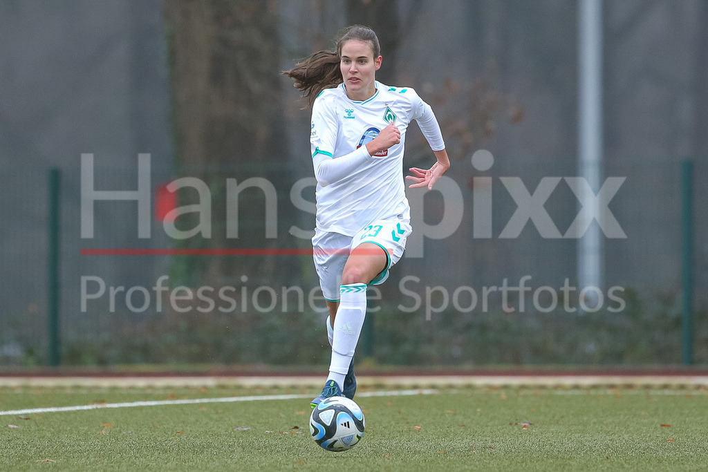 Fussball, Testspiel Frauen, SV Werder Bremen - FC Twente Enschede | v.li.: Hanna Nemeth (SV Werder Bremen, 23) am Ball, Freisteller, Einzelbild, Ganzkörper, Aktion, Action, Spielszene