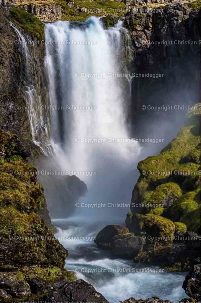 Strompgljúfrafoss | Einer der zahlreichen imposanten Wasserfälle bei Dynjandi, Island - Realisiert mit Pictrs.com