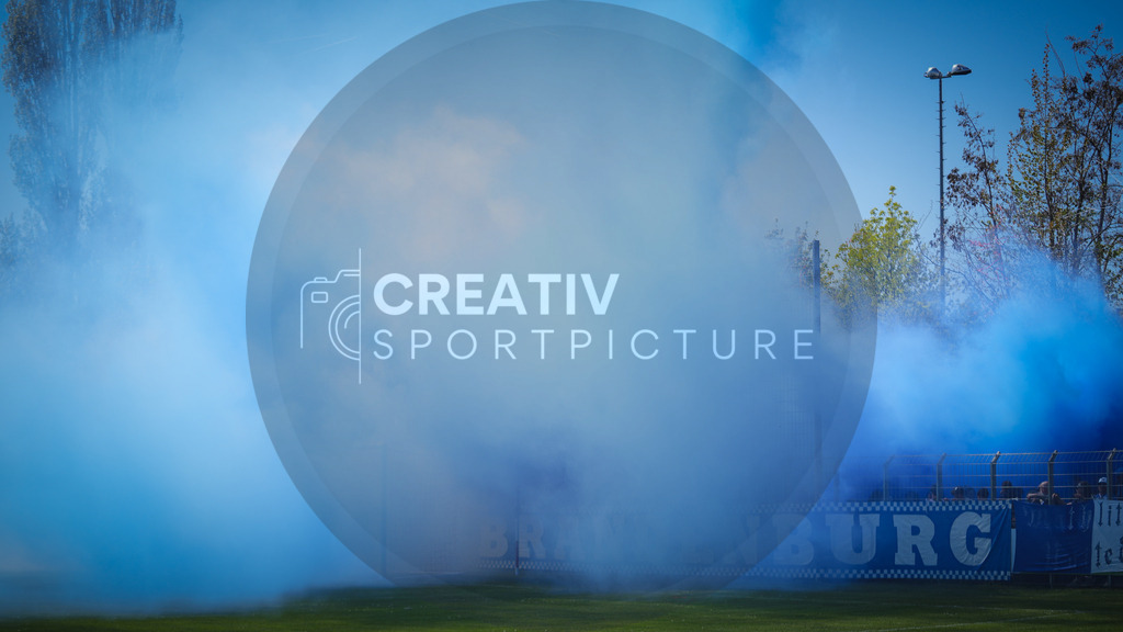 Fußball, Herren, Saison 2025/2026, Brandenburgliga, 23. Spieltag, Brandenburger SC Süd 05 vs. BSG Stahl Brandenburg, Samstag 25.04.2026, Werner-Seelenbinder-Sportplatz Brandenburg an der Havel | Fußball, Herren, Saison 2025/2026, Brandenburgliga, 23. Spieltag, Brandenburger SC Süd 05 vs. BSG Stahl Brandenburg, Samstag 25.04.2026, Werner-Seelenbinder-Sportplatz Brandenburg an der Havel, Im Bild: Die Fans der BSG Stahl Brandenburg  zünden vor Spielbeginn Pyrotechnik. - Realisiert mit Pictrs.com