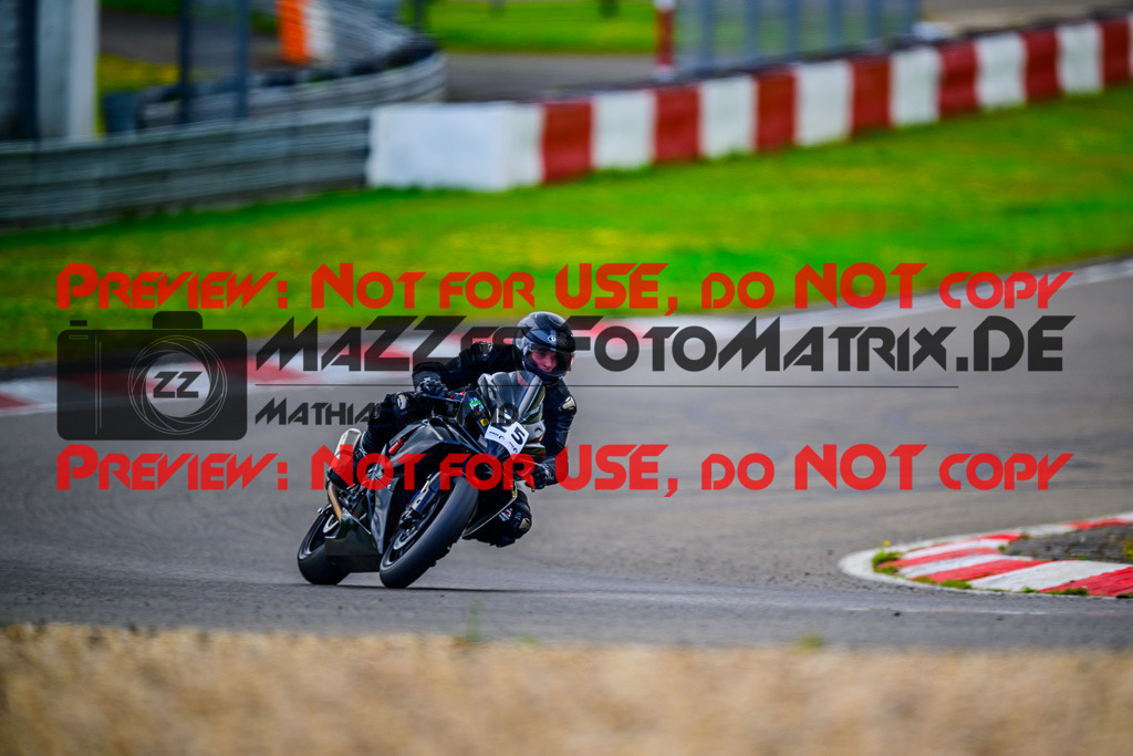 MaZZes_FotoMatrix_240717_6007705_8627 | GELB