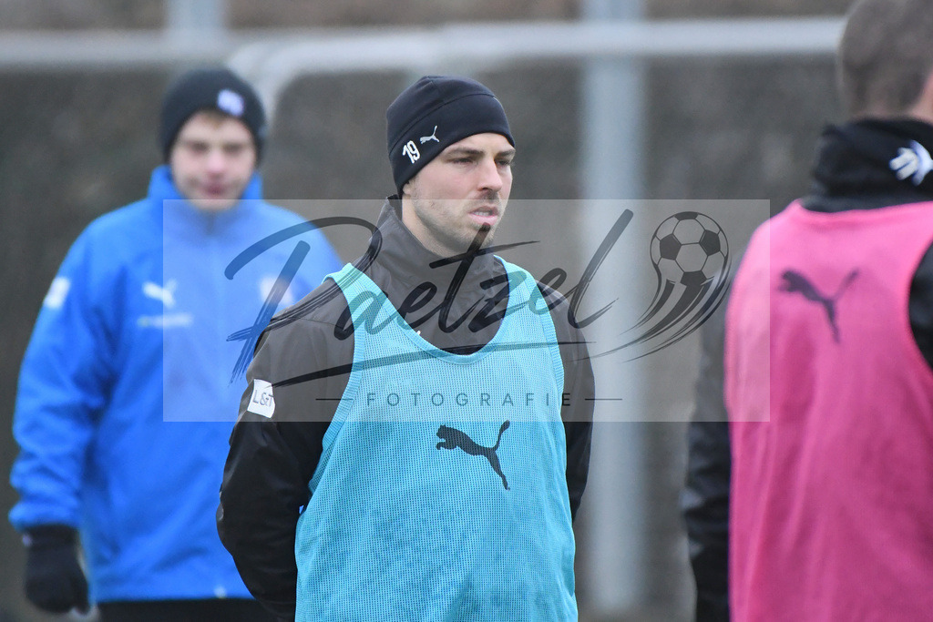 20200125_TRAOSN_0069 | Fußball, Herren: Kevin Wolze (VfL Osnabrück) schaut beim Training des VfL Osnabrück am 25.01.2020 im Sportpark Illoshöhe in Osnabrück, Deutschland.(Foto von Nico Paetzel) - Realisiert mit Pictrs.com