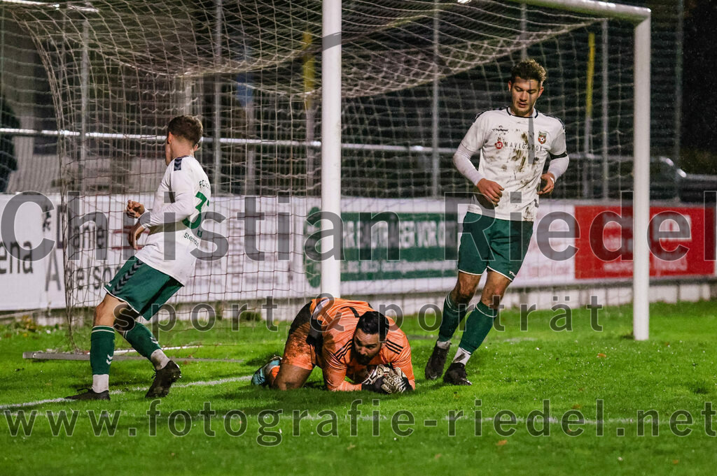 2023-11-17_087_FC_Schwaig_gegen_SpVgg_Feldmoching | Oberding, Deutschland, 17.11.2023:
Fußball, Landesliga Südost 2023 / 2024, 21. Spieltag, FC Schwaig gegen SpVgg Feldmoching, Endergebnis: 1:1

Joshua Steindorf (FC Schwaig, #33), Torwart Semih Cakmakci (SpVgg Feldmoching, #1), Raffael Ascher (FC Schwaig, #9)

Foto: Christian Riedel / fotografie-riedel.net