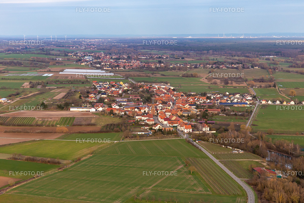 Dorfansicht von Westen | Luftbild: Dorfansicht von Westen in Schweighofen im Bundesland Rheinland-Pfalz in Deutschland. Foto: IMG_126168.jpg vom 20.03.2021 durch ©2025 Werner Riehm fly-foto.de/copyright - Realisiert mit Pictrs.com