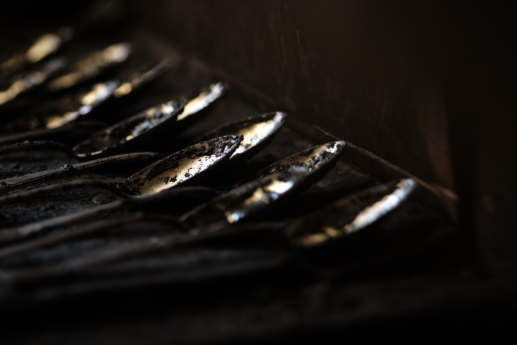 Silberbesteck zum Polieren  | Wien, Austria - April 20, 2021: Jarosinski &amp; Vaugoin; Silberbesteck mit Politurpaste zum Polieren auf dem Tisch liegend. - Realisiert mit Pictrs.com