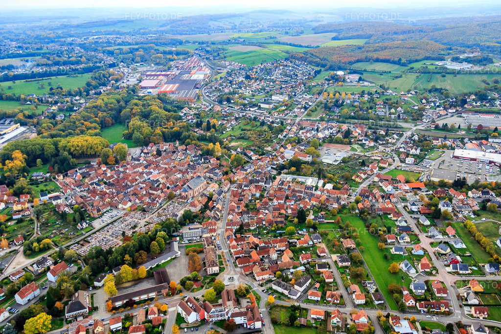 Luftbild: Ortsübersicht aus Norden mit Ecoles Centre in Reichshoffen im Bundesland Bas-Rhin in Frankreich. – Foto: IMG_084863.jpg vom 24.10.2015 durch Werner Riehm/FLY-FOTO.de – Auflösung des Originals: 5356 x 3571 px – Les écoles maternelles et élémentaires de Reichshoffen - Nehwiller