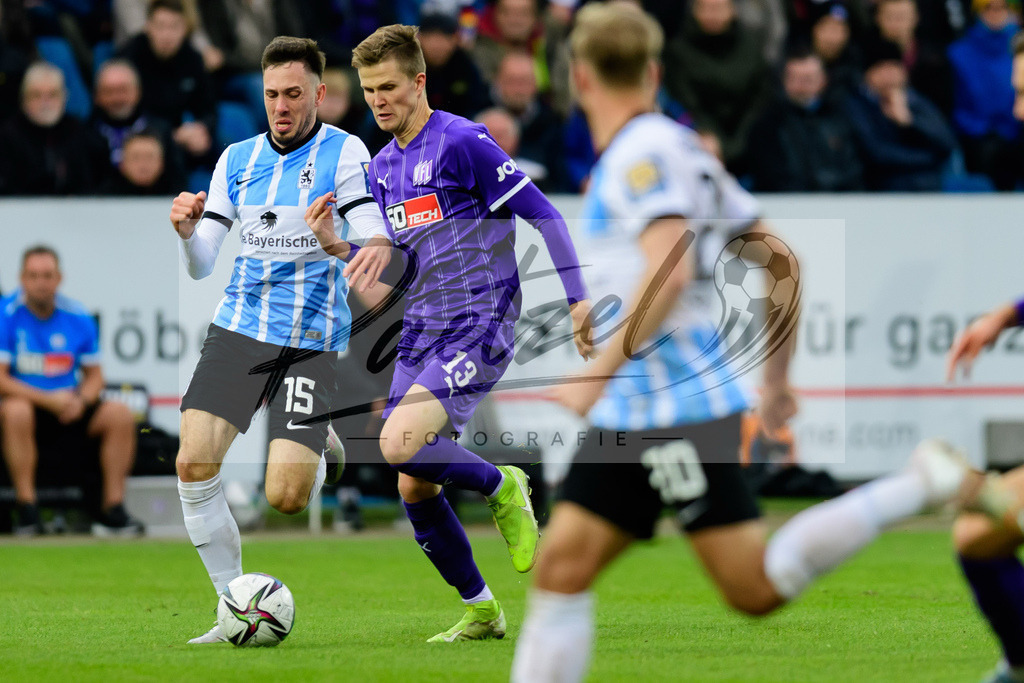OSNTSV20211106_114 | Fussball, Herren: Marcel Baer (TSV 1860 Muenchen) und Lukas Kunze (VfL Osnabrueck) im Zweikampf bei dem Spiel der 3. Liga zwischen VfL Osnabrueck und TSV 1860 Muenchen im Stadion an der Bremer Bruecke am 06.11.2021 in Osnanbrueck, Deutschland.DFB / DFL REGULATIONS PROHIBIT ANY USE OF PHOTOGRAPHS AS IMAGE SEQUENCES AND/OR QUASI-VIDEO. - Realisiert mit Pictrs.com