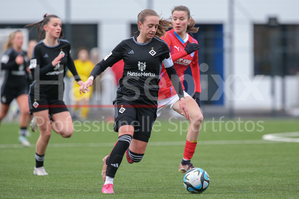 Fussball, Testspiel Frauen, Hamburger SV - Holstein Kiel | v.li.: Victoria Schulz (Hamburger SV, 19) am Ball, Einzelbild, Ganzkörper, Aktion, Action, Spielszene