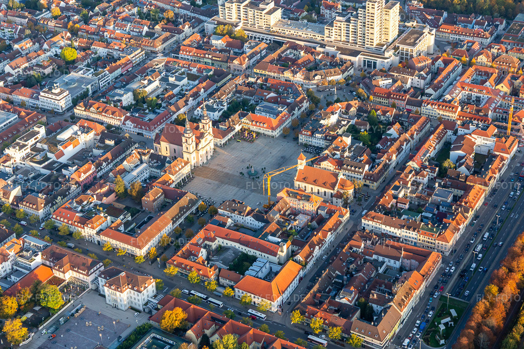 Luftbild: Marktplatz im Ortsteil Ludwigsburg-Mitte in Ludwigsburg im Bundesland Baden-Württemberg in Deutschland. Foto: IMG_119037.jpg vom 14.10.2019 durch Werner Riehm/FLY-FOTO.de