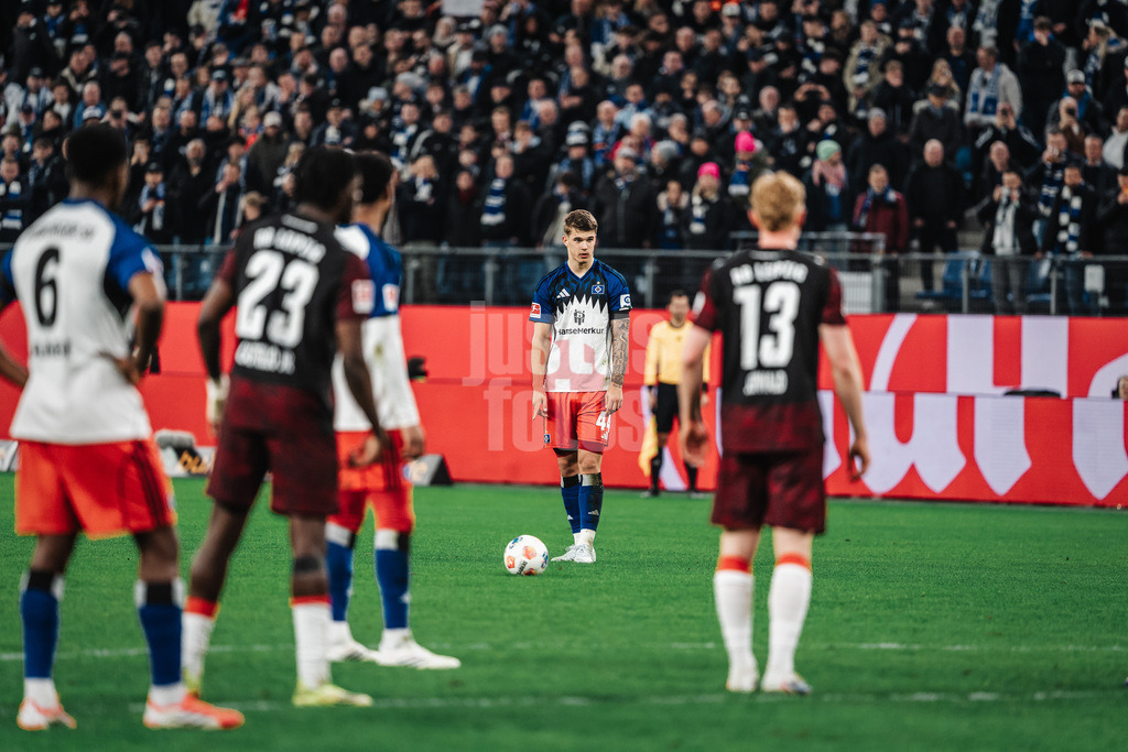 Fußball | Männer | Saison 2025/2026 | 1. Fußball-Bundesliga | 24. Spieltag | Hamburger SV vs. RB Leipzig | 01.03.2026 | Luka Vuskovic (#44, HSV) beim Freistoss