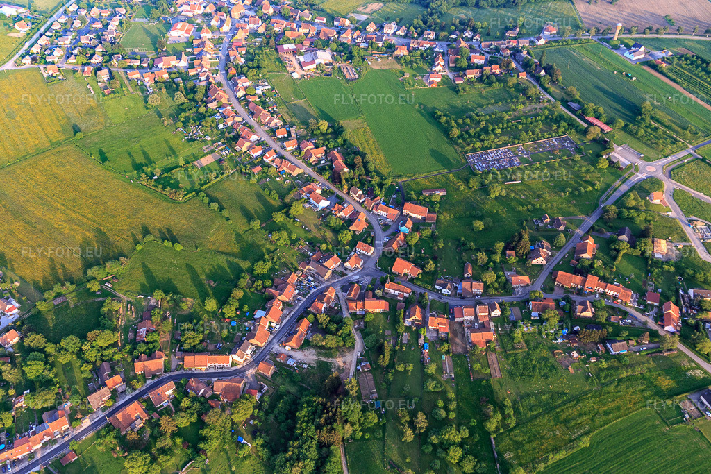 Vue aérienne: Rue Principale à Petersbach dans le département Bas Rhin, France – .Photo: IMG_107289.jpg prise le 18/05/2018 par Werner Riehm/FLY-FOTO.eu – Résolution de l'original: 4716 x 3144 px