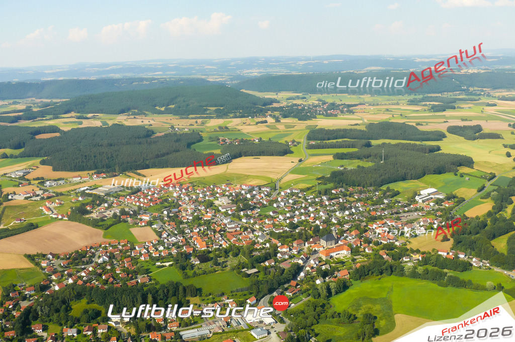 Die Luftaufnahme der Stadt Neudrossenfeld wurde vom UL-Flugzeug heraus erstellt ( keine Drohne )- hohe Auflösung für beste Qualität
