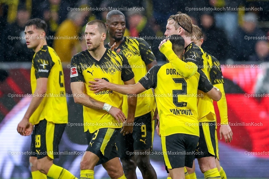 BVB07122501047 | 07.12.2025, Fußball, Borussia Dortmund - TSG 1899 Hoffenheimt, 1. Fußball Bundesliga, 13. Spieltag, Signal Iduna Park, Saison 2025 2026: Torjubel nach dem Tor zum 1:0 durch Torschütze Julian Brandt&nbsp;(BVB #10) nach Vorlage von Yan Couto&nbsp;(BVB #02)  zusammen mit Waldemar Anton&nbsp;(BVB #03) Serhou Guirassy&nbsp;(BVB #09)   DFB regulations prohibit any use of photographs as image sequences and or quasi-video.