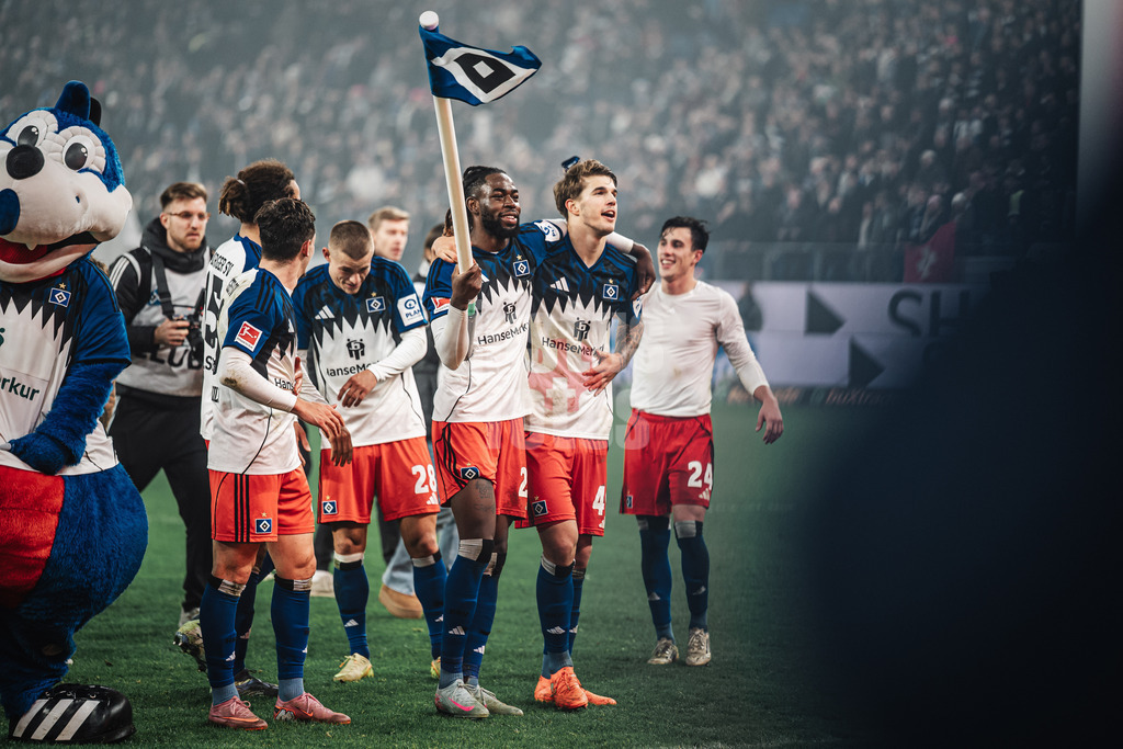 Fußball | Männer | Saison 2025/2026 | 1. Fußball-Bundesliga | 13. Spieltag | Hamburger SV vs. SV Werder Bremen | 07.12.2025 | v.l. Jordan Torunarigha (#25, HSV) und Luka Vuskovic (#44, HSV) feiern nach dem Sieg