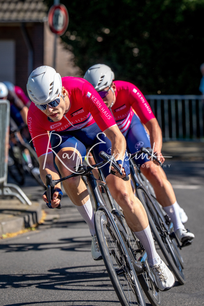 Spurt in den Mai 2026 - Großer Preis der Sparkasse Neuss | Annual one-day road cycling race "Großer Preis der Sparkasse Neuss" held in Büttgen, Germany, organized by VfR Büttgen 1912 e.V. The event features multiple races across all age categories from U11 youth to Elite men. - Realisiert mit Pictrs.com