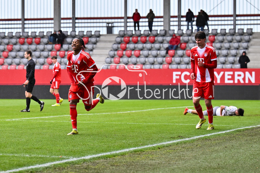 FC Bayern München - Berliner Athletik Klub | MUNICH, GERMANY - 21. FEBRUARY: Jubel der kleinen Bayern nach dem Treffer zum 5-1 durch Wisdom MIKE (FC Bayern München U19 11) / Tor / Torschuetze / Freude / Happy / während dem Spiel zwischen der U19 des FC Bayern München und der U19 des Berliner Athletik Klubs am 3. Spieltag der DFB-U19 Nachwuchsliga am FC Bayern Campus