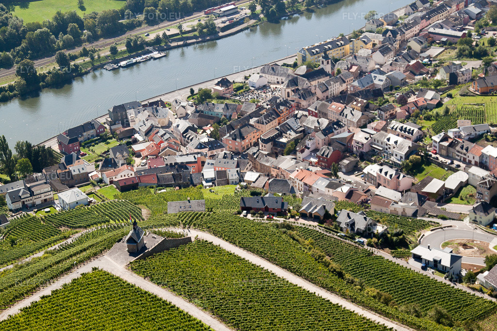 Vue aérienne: Vue de la ville à Wormeldange dans le département Greiwemacher, Luxembourg. Photo: IMG_33683.jpg prise le 11/09/2010 par Werner Riehm/FLY-FOTO.eu – Résolution de l'original: 4752 x 3168 px