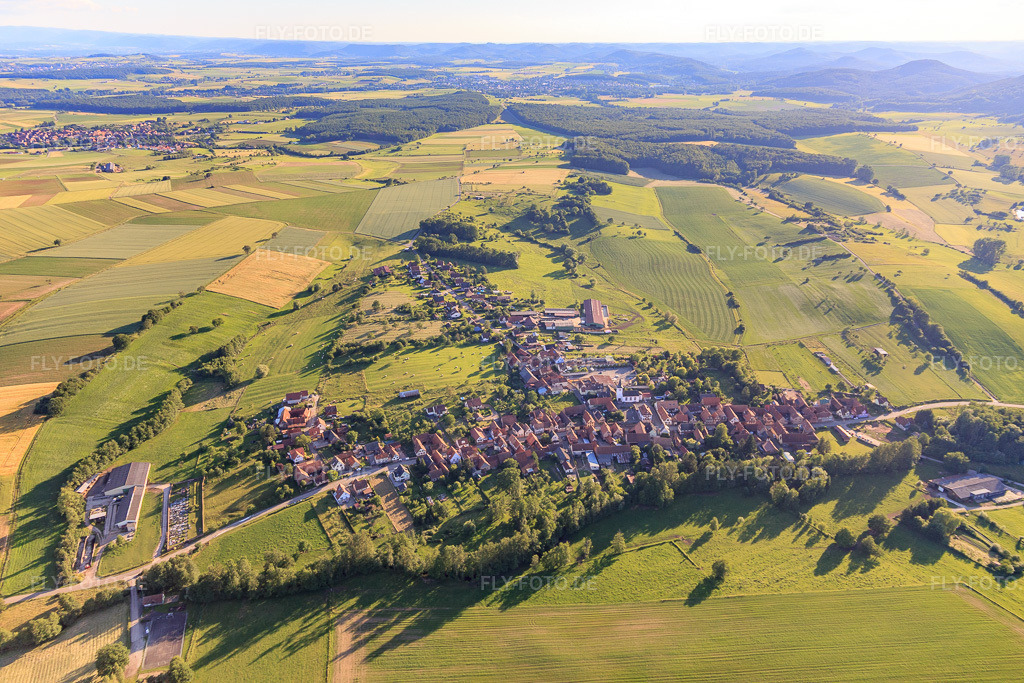 Luftbild: Ortsansicht von Nordosten in Bischholtz im Bundesland Bas-Rhin in Frankreich. – Foto: IMG_115424.jpg vom 16.06.2019 durch Werner Riehm/FLY-FOTO.de – Auflösung des Originals: 5472 x 3648 px
