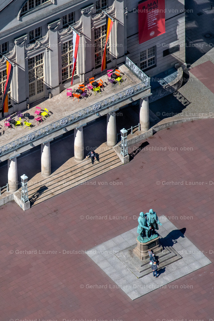4026829 | WEIMAR 07.05.2020 Gebäude des Konzerthauses und Theater- Schauspielhauses " Deutsches Nationaltheater und Staatskapelle Weimar " mit dem Goethe-Schiller-Denkmal am Theaterplatz in Weimar im Bundesland Thüringen, Deutschland. // Building of the concert hall and theater playhouse " Deutsches Nationaltheater und Staatskapelle Weimar " with the Goethe-Schiller monument on Theaterplatz in Weimar in the state Thuringia, Germany. Foto: Gerhard Launer