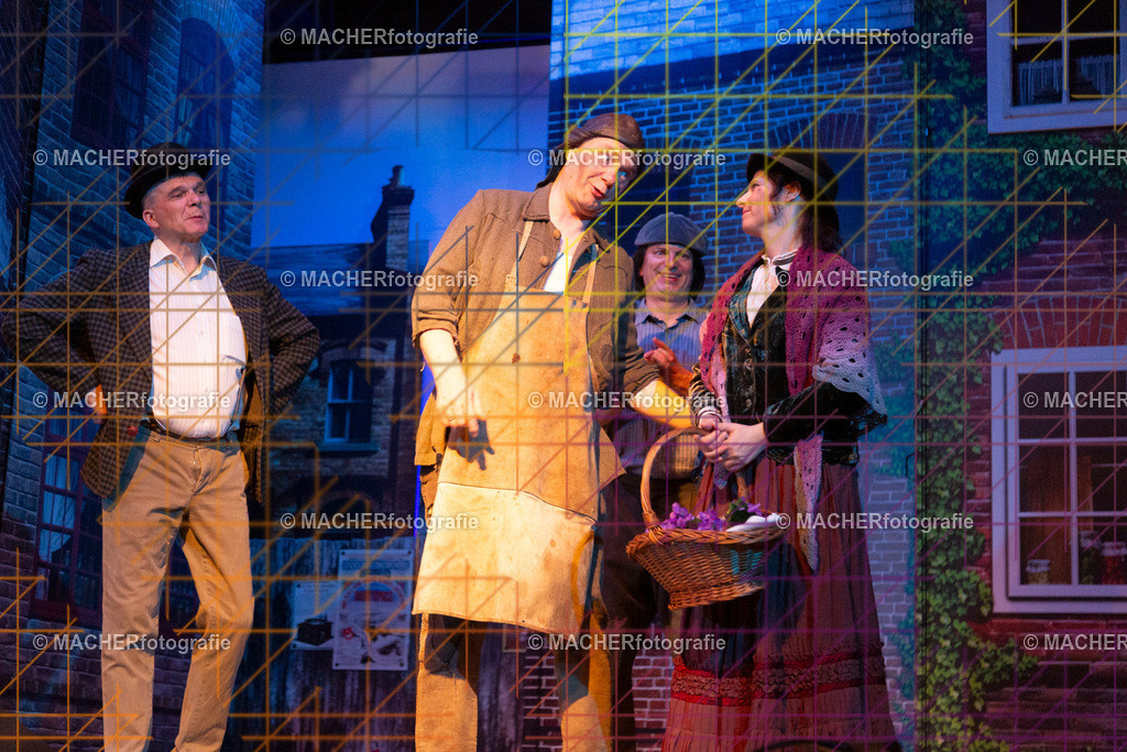 073_MFL-2025 | Portraitbilder von Regisseur; Darsteller; Techniker; Maske; Kostüme; Chor; Musiker; Bilderserie der Generalprobe und der Premierenvorstellung, Szenenbilder; Ausdrucksstudien; Bühnenüberblick; Bühnenkulissen; Pressefotos inkl. Redaktionsfoto Darstellergruppe.