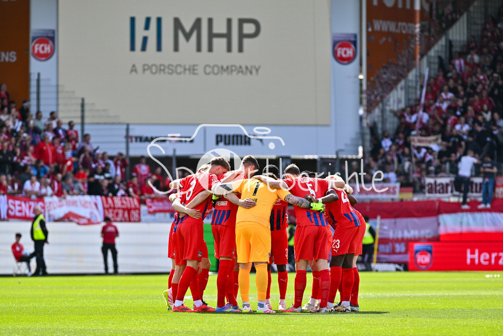 1. FC Heidenheim - FC Bayern München | das Team der Hausherren motiviert sich nochmal vor der Partie / MHP Porsche / Symbolbild / Bundesliga: 1. FC Heidenheim - FC Bayern Muenchen, Voith Arena am 19.04.2025