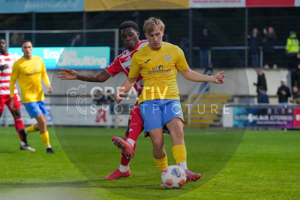 Fußball, Herren, Saison 2025/2026, Testspiel, Freundschaftsspiel, FSV 63 Luckenwalde vs. 1.FC Union Berlin, Mittwoch 08.10.2025, Werner-Seelenbinder-Stadion Luckenwalde, | Fußball, Herren, Saison 2025/2026, Testspiel, Freundschaftsspiel, FSV 63 Luckenwalde vs. 1.FC Union Berlin, Mittwoch 08.10.2025, Werner-Seelenbinder-Stadion Luckenwalde, Im Bild: Derrick Köhn (l. Union) und Fritz Schröder (r. Luckenwalde) - Realisiert mit Pictrs.com