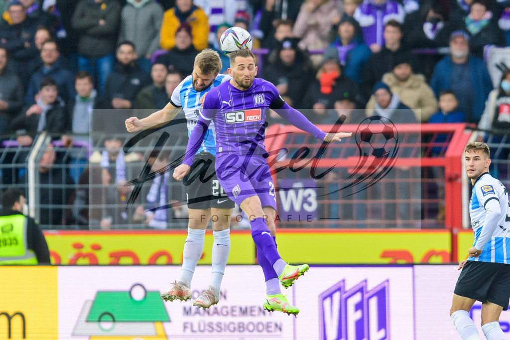 OSNTSV20211106_027 | Fussball, Herren: Yannick Deichmann (TSV 1860 Muenchen) und Marc Heider (VfL Osnabrueck) im Zweikampf bei dem Spiel der 3. Liga zwischen VfL Osnabrueck und TSV 1860 Muenchen im Stadion an der Bremer Bruecke am 06.11.2021 in Osnanbrueck, Deutschland.DFB / DFL REGULATIONS PROHIBIT ANY USE OF PHOTOGRAPHS AS IMAGE SEQUENCES AND/OR QUASI-VIDEO. - Realisiert mit Pictrs.com