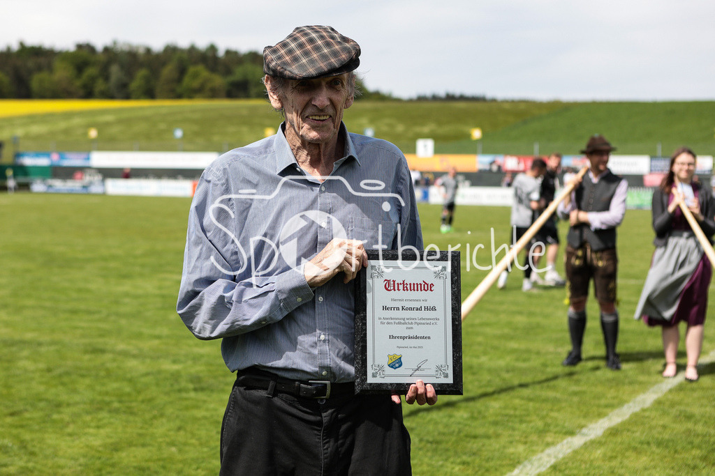 FC Pipinsried - SV Wacker Burghausen | Pipinsried Vereinslegende Konrad HOESS wird in der Halbzeit zum Ehrenpraesidenten ernannt / Ehrung / Einzelfoto / Freisteller / Urkunde