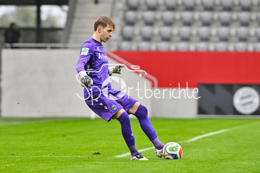 FC Bayern München - Hannover 96 | MUNICH, GERMANY - 15. FEBRUARY: am Ball Tom LANGE (Hannover 96 U19 1) / Einzelfoto / Freisteller während dem Spiel zwischen der U19 des FC Bayern München und der U19 von Hannover 96 am 2. Spieltag der Hauptrunde der U19-DFB-Nachwuchsliga am FC Bayern Campus