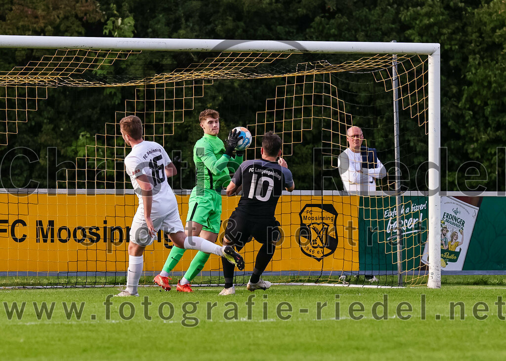 2023-08-08_092_FC_Moosinning_gegen_FC_Langengeisling | Moosinning, Deutschland, 08.08.2023:
Fußball, Bezirksliga Oberbayern Ost 2023 / 2024, 3. Spieltag, FC Moosinning gegen FC Langengeisling, Endergebnis: 0:4

Mats Behrens (FC Moosinning, #16), David Auerweck (FC Moosinning, #26), Maximilian Maier (FC Langengeisling, #10)

Foto: Christian Riedel / fotografie-riedel.net